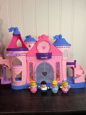 Little people princess castle with princess’s ( 1 )